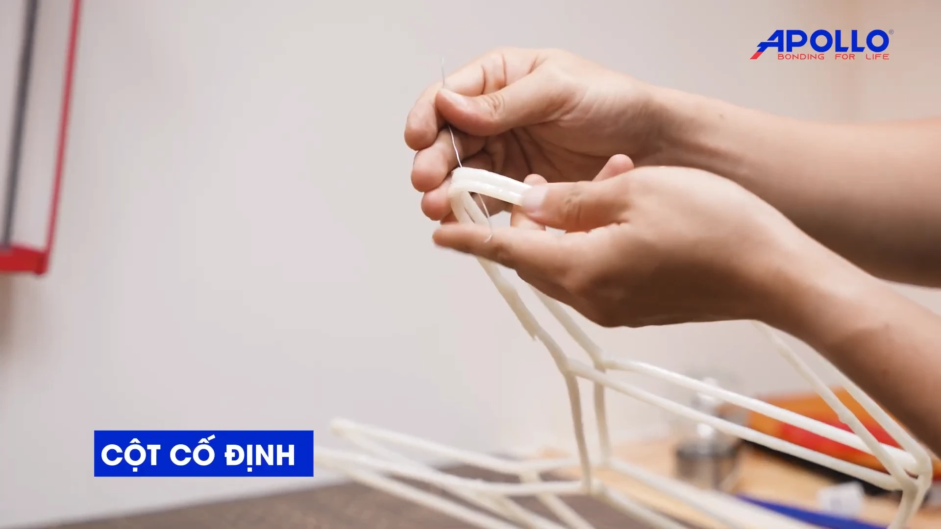 Dùng dây kẽm để cố định khung lồng đèn trung thu